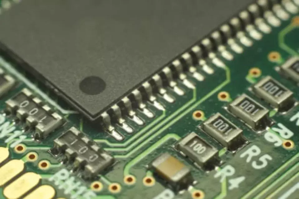 Broadcom Remains Stable Amidst ARK Investment and Google's Marvell Chip Alliance