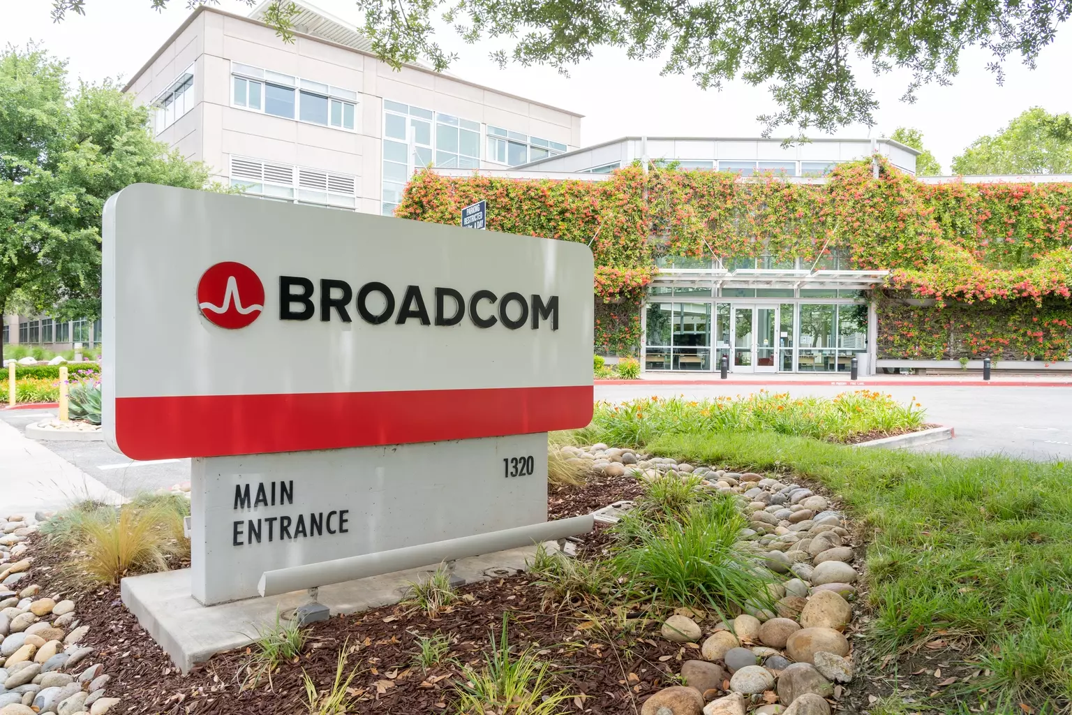 Broadcom's AI-Driven Surge: A High-Conviction Buy Despite Market Skepticism