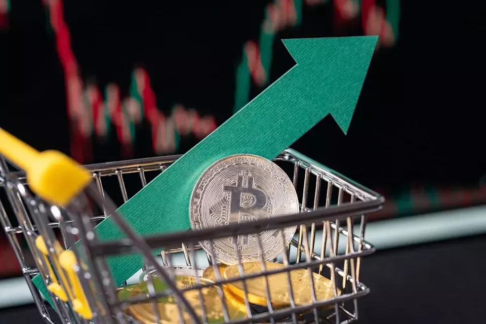Coinbase's Volatile Year: Analyst Predicts Significant Gains Amidst Market Fluctuations