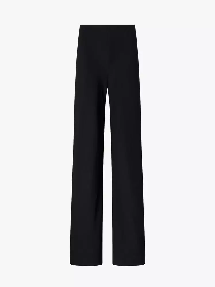 Timeless Transitional Fashion: Embracing Black and White Outfits for Fall 2026