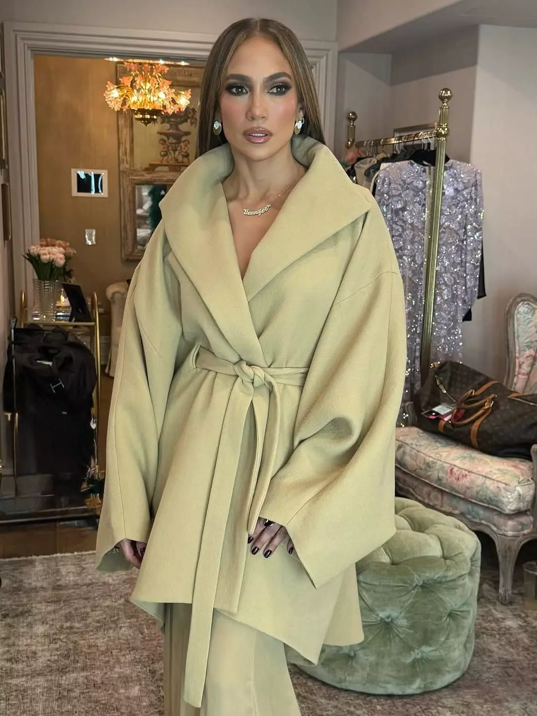Jennifer Lopez's Autumn Style: Mastering Transitional Dressing