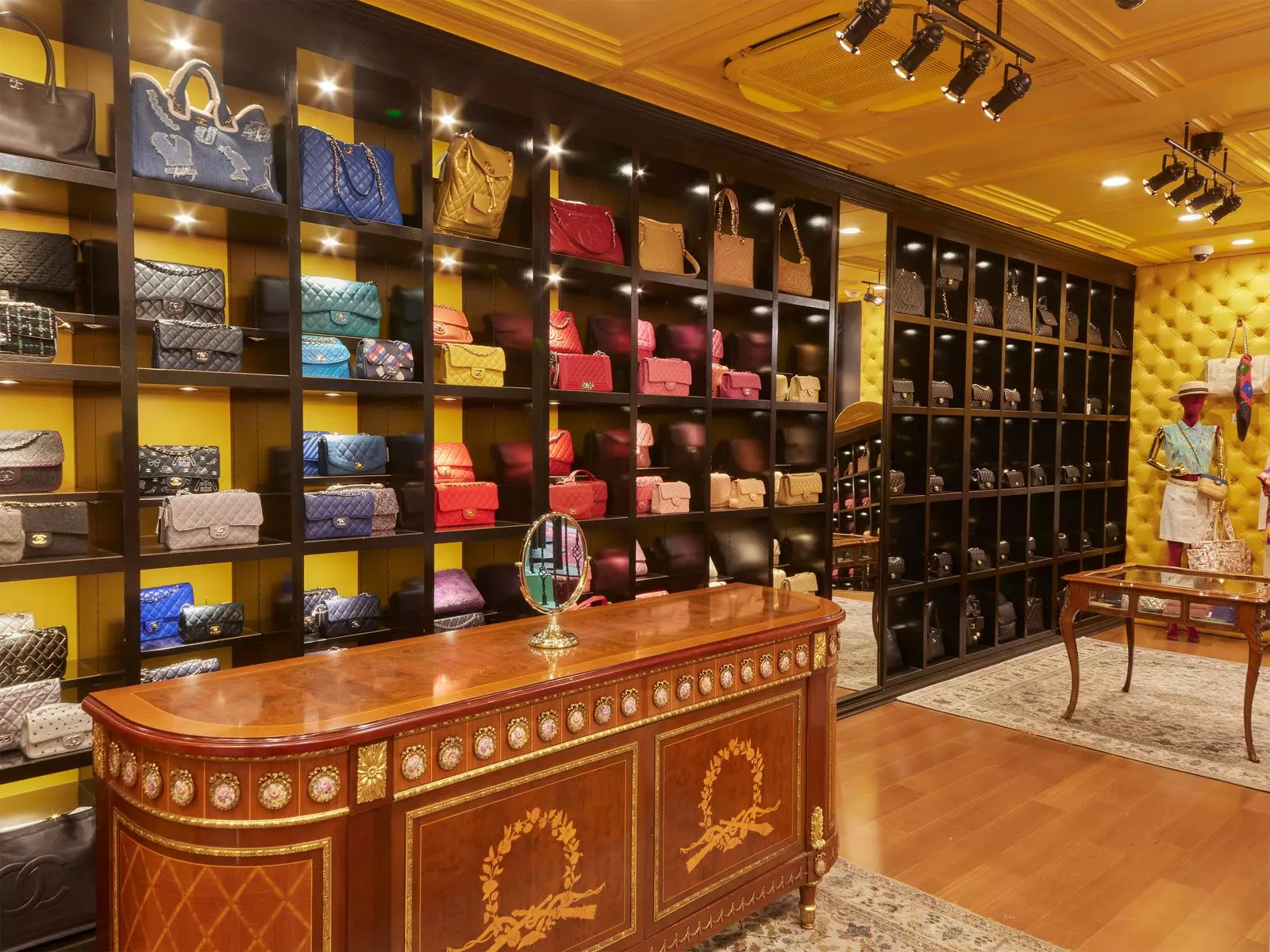 Strategies for Success in the Evolving Vintage Fashion Market