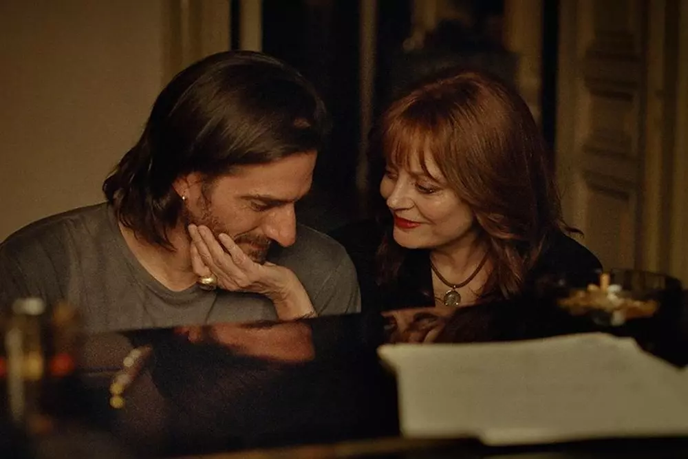 A Review of 'The Echo Chamber': A Single-Location Romance Starring Marinelli, Vikander, and Sarandon