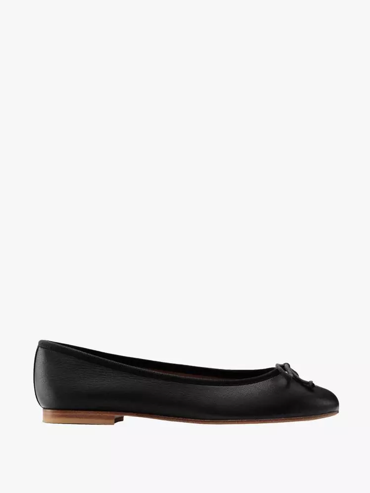 Celebrity-Approved Black Flats: A Style Guide