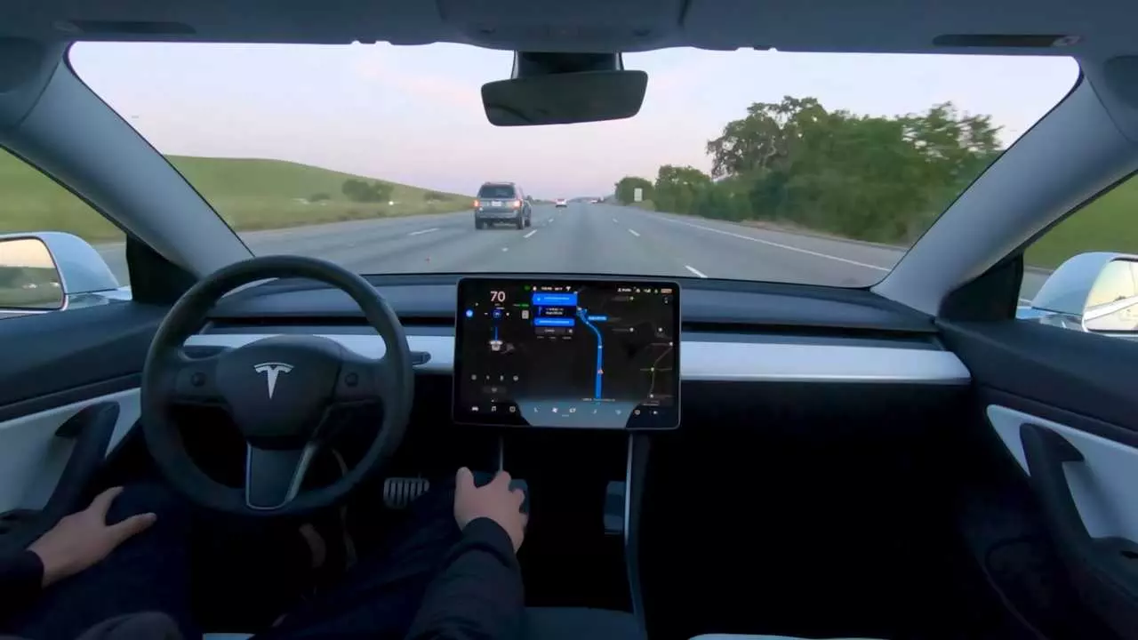 Tesla FSD Introduces Automatic Crash Avoidance in Manual Driving