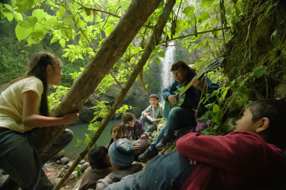 Lila Avilés Concludes Filming on 'Cábula,' Unveils Initial Imagery
