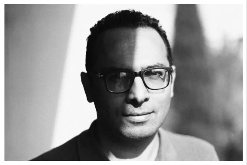 Iranian Director Ali Asgari Reflects on Hope Amidst Despair in 'A Bit of Light'