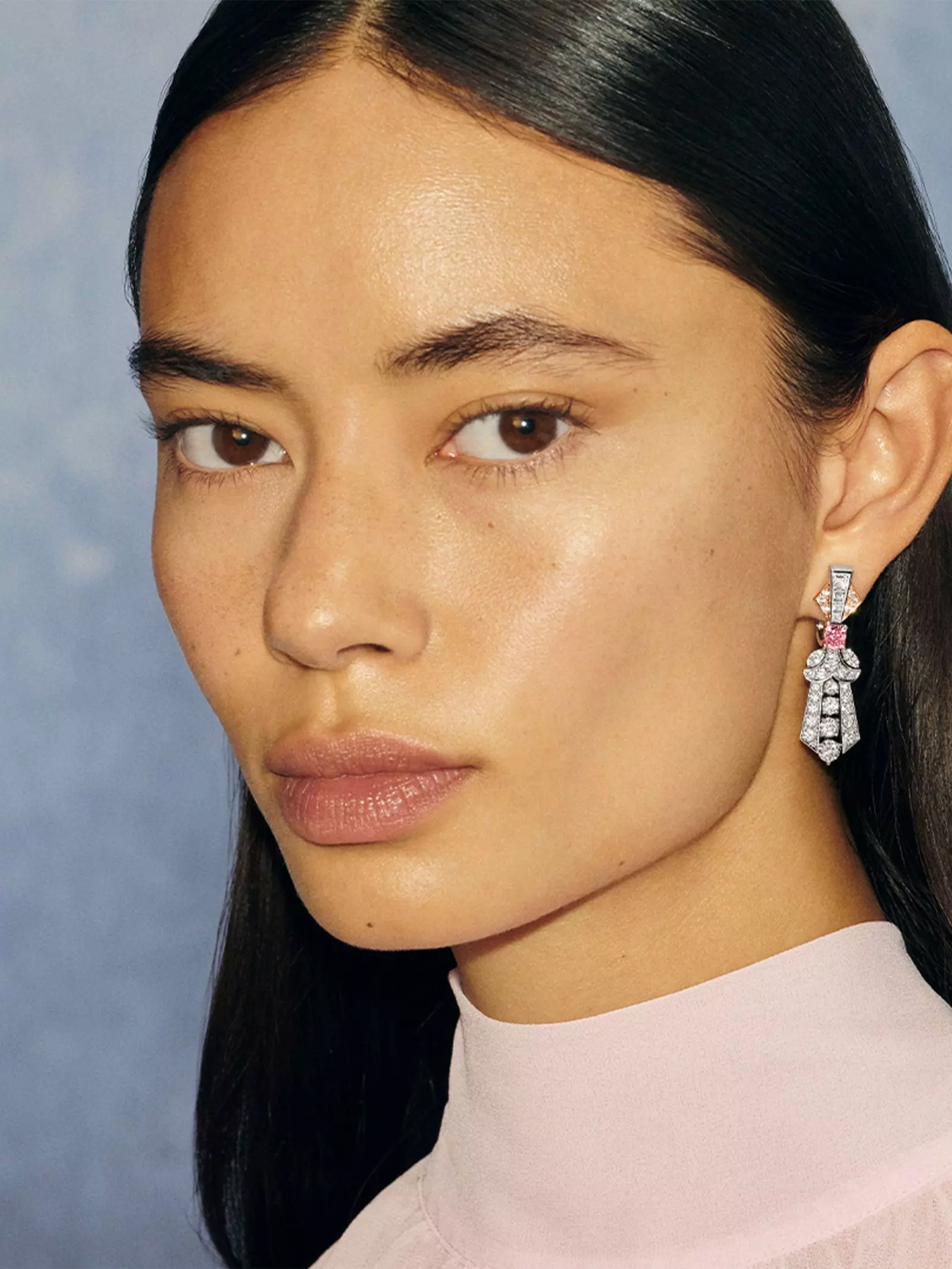De Beers Unveils 'Vibrations' Collection at London Fashion Week, Highlighting Innovative Cabochon Cut and Ethical Sourcing