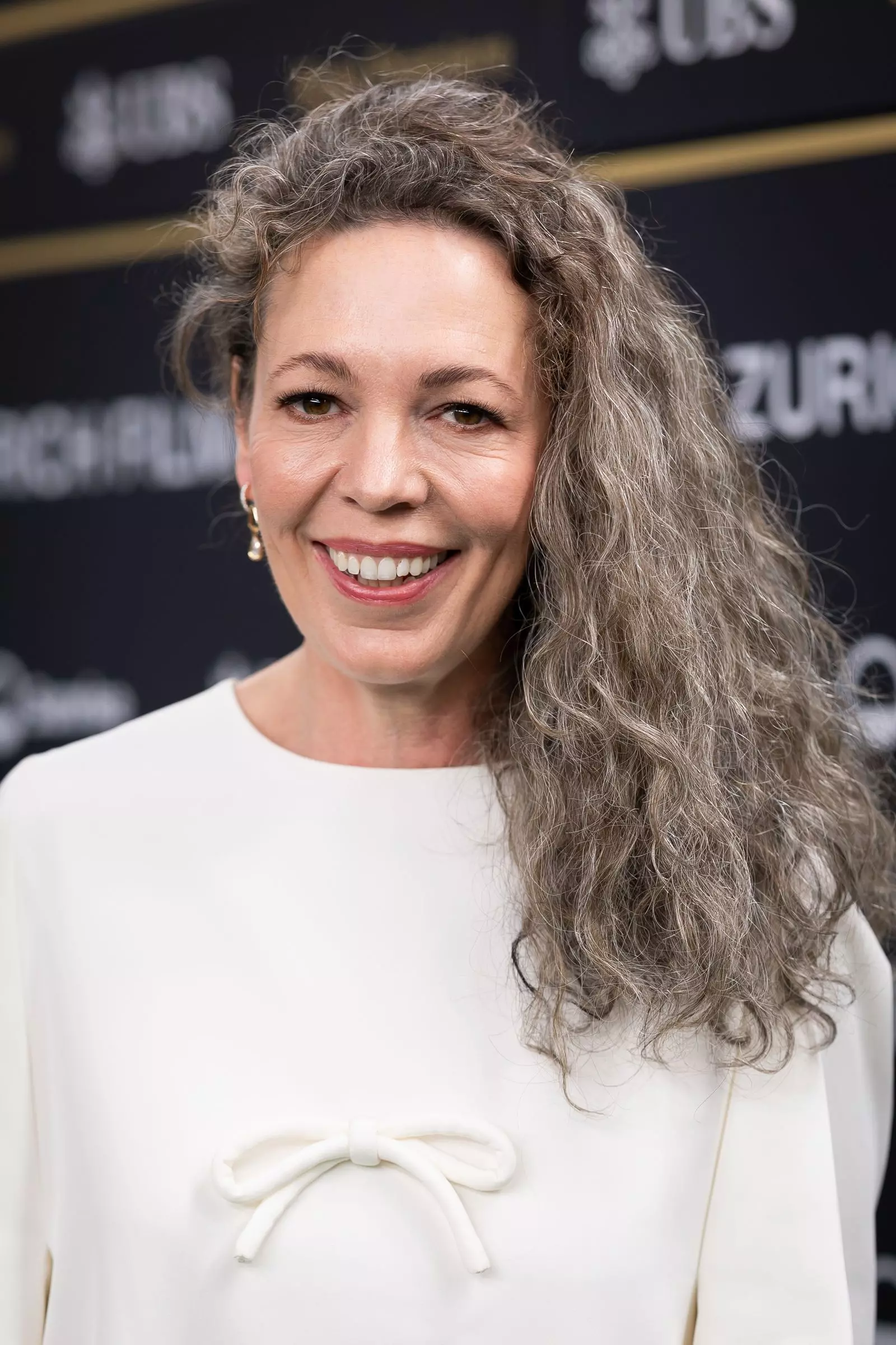 The Allure of Silver Strands: Olivia Colman's Latest Style Statement