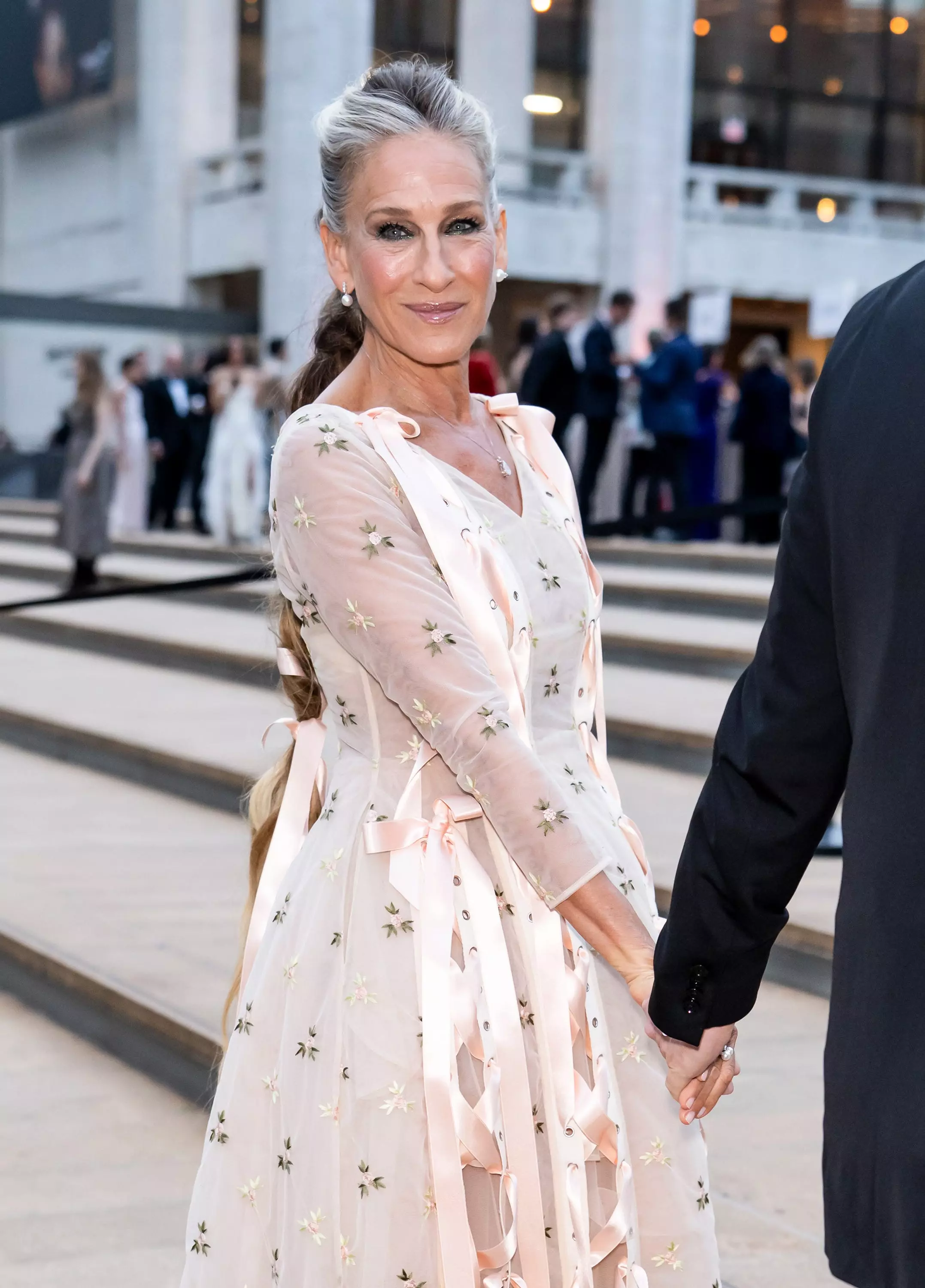 Sarah Jessica Parker's Gala Style: A Symphony of Ribbons