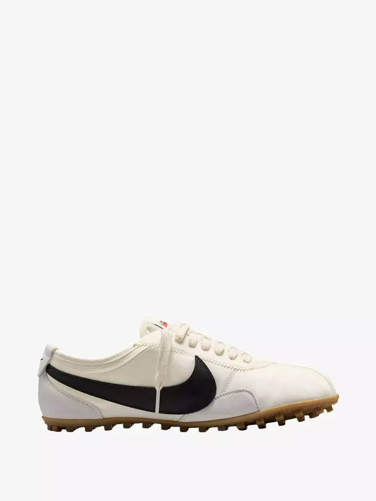 Model-Off-Duty Sneaker Styles for Fall
