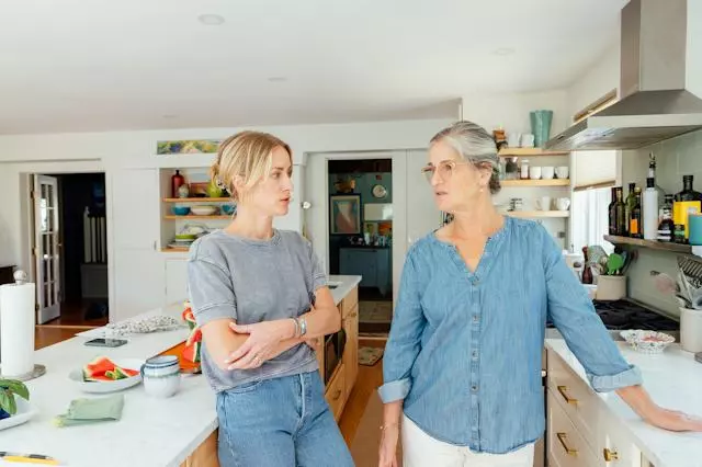 Understanding 'Estrangement Lite': Navigating Low-Contact Family Dynamics