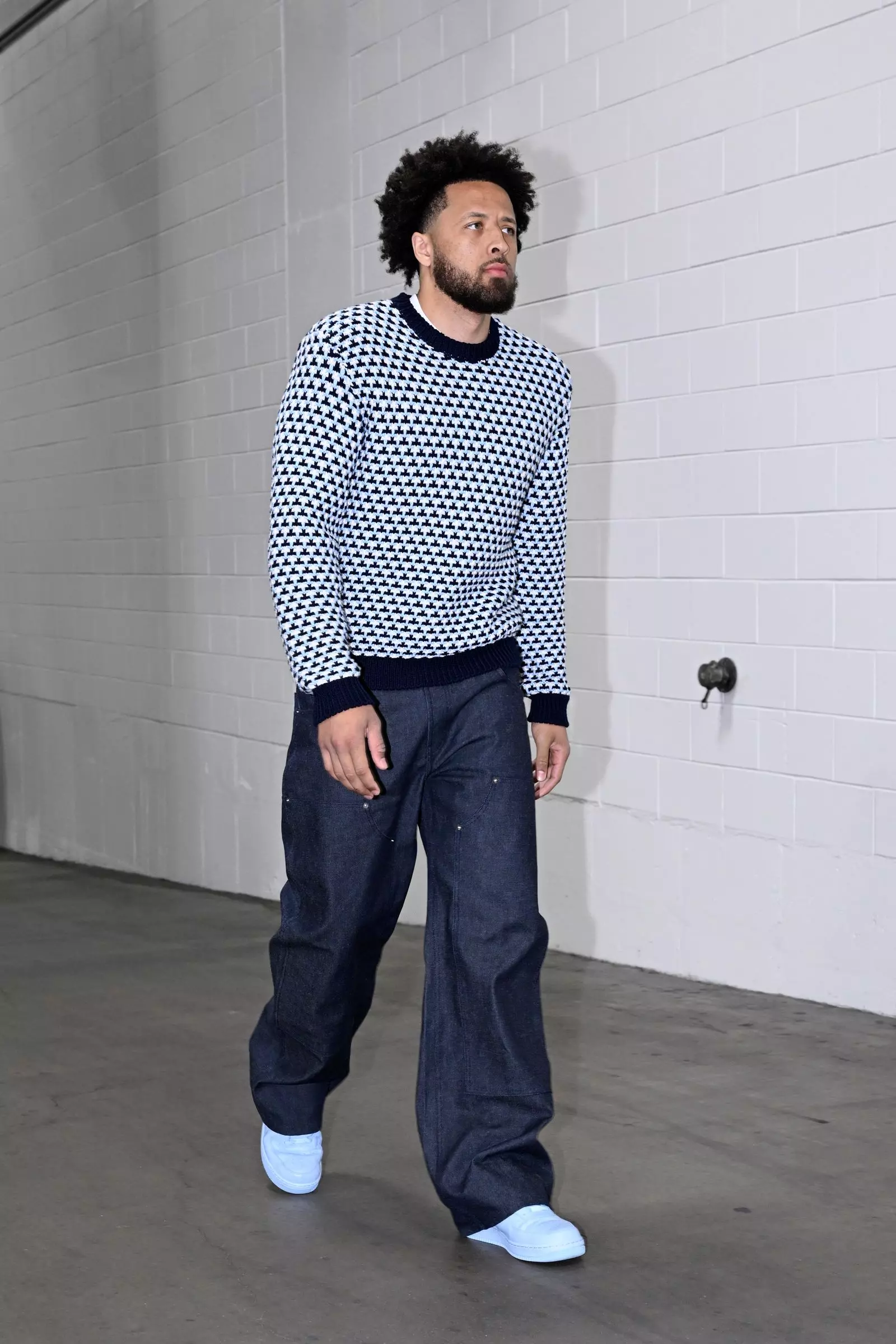 The Resurgence of Roomy Dark Denim: A Fall Style Staple for All Ages