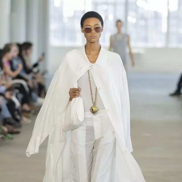 The Resurgence of Long Pendant Necklaces: A Dominant Trend on the Runways