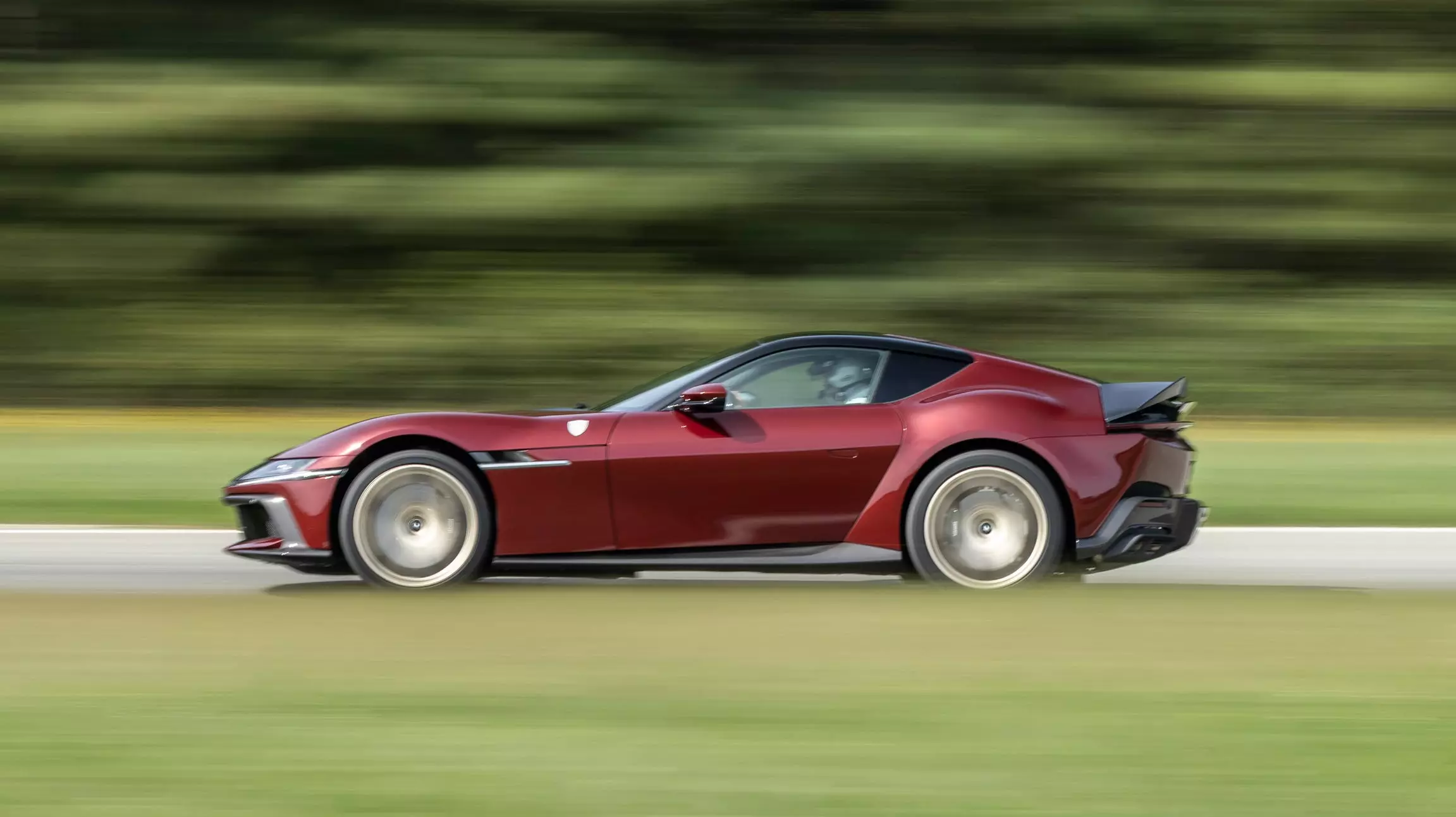 Ferrari 12Cilindri Manuale: A Return to Driving Purity