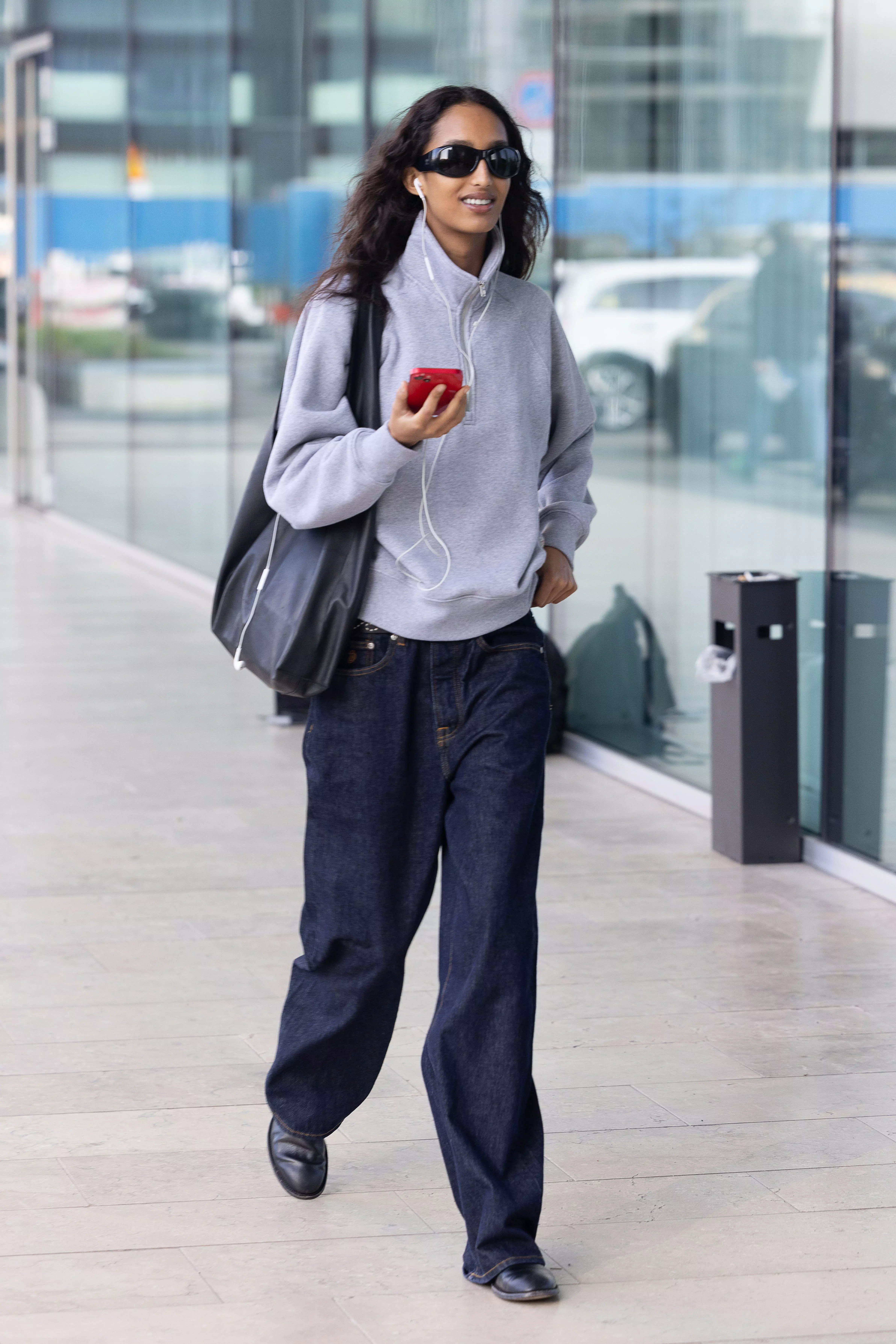 The Ultimate Guide to Styling Baggy Jeans with the Perfect Footwear