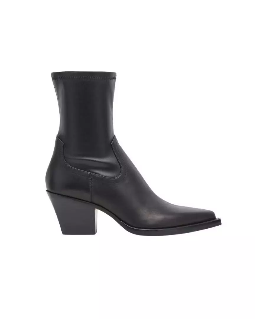 The Ultimate Guide to Comfortable and Stylish Walking Boots, According to a Celebrity Stylist